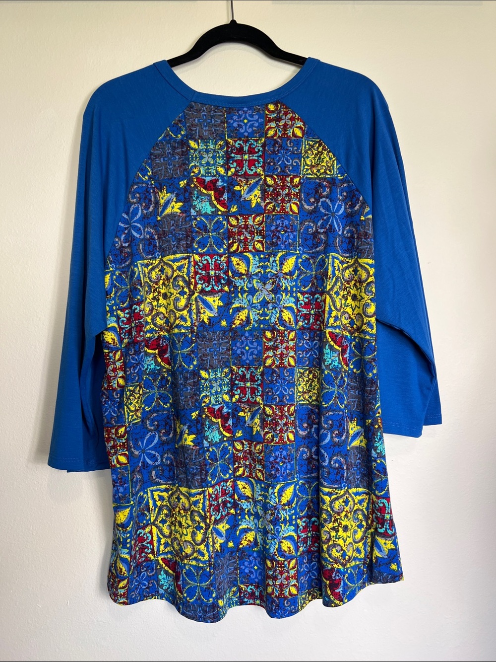 LuLaRoe Blue Mosaic Tile Print Raglan Tunic - Picture 2 of 2